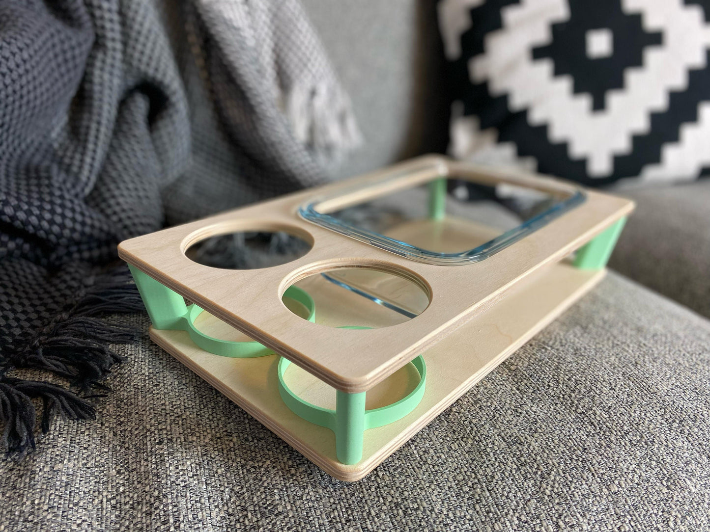 Personalisierte Couchbar in moderner Holzoptik – perfekt als Geschenkidee für gemütliche Abende oder besondere Anlässe.