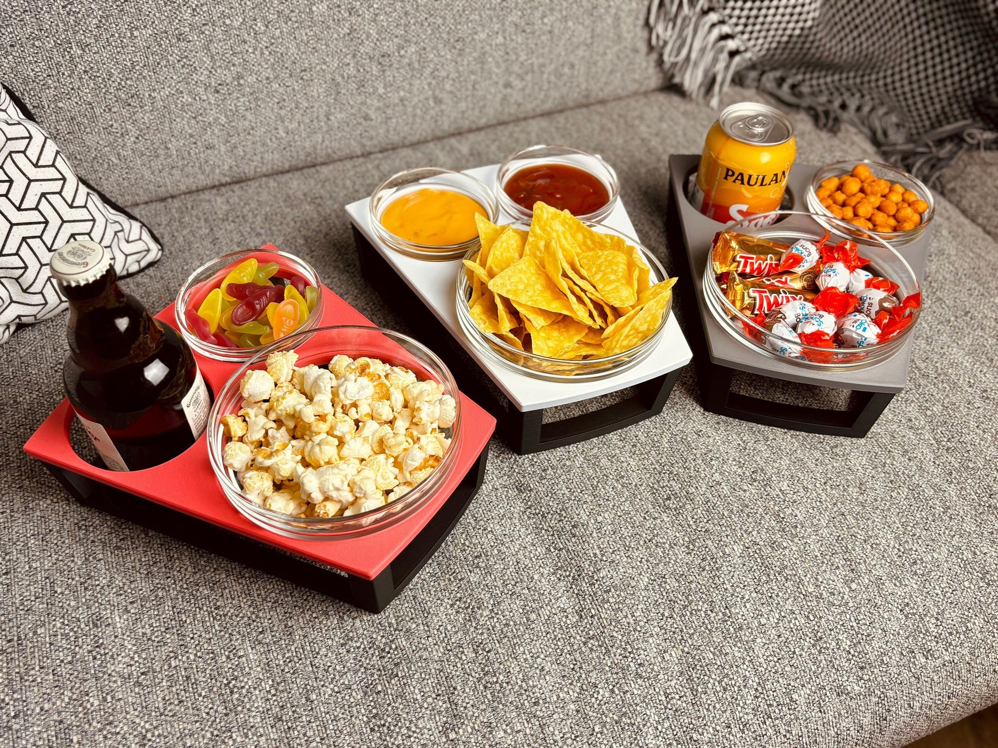 Couchbar Nacho in Rot und Schwarz mit Snacks und Getränken – stilvolle Sofatisch-Erweiterung für gemütliche Abende, handgefertigt von ZWOBE.