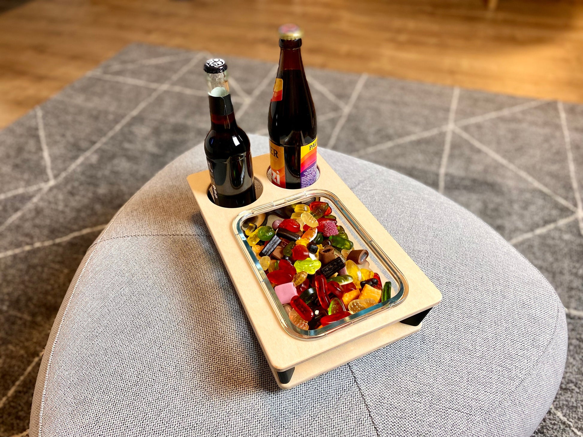 Couchbar mit Getränkehalter und Gravur – personalisierbare Sofatisch-Erweiterung aus Holz, gefertigt von ZWOBE.