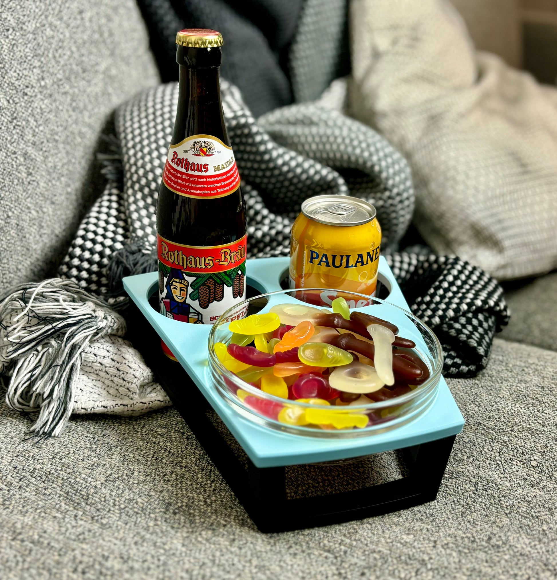 Couchbar Duo in Hellblau und Schwarz mit Snacks und Getränken – stilvolle Sofatisch-Erweiterung für gemütliche Abende, handgefertigt von ZWOBE.