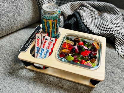 Couchbar aus Holz mit Getränkedose und Snacks – handgefertigte Sofatisch-Erweiterung von ZWOBE, ideal für gemütliche Abende.