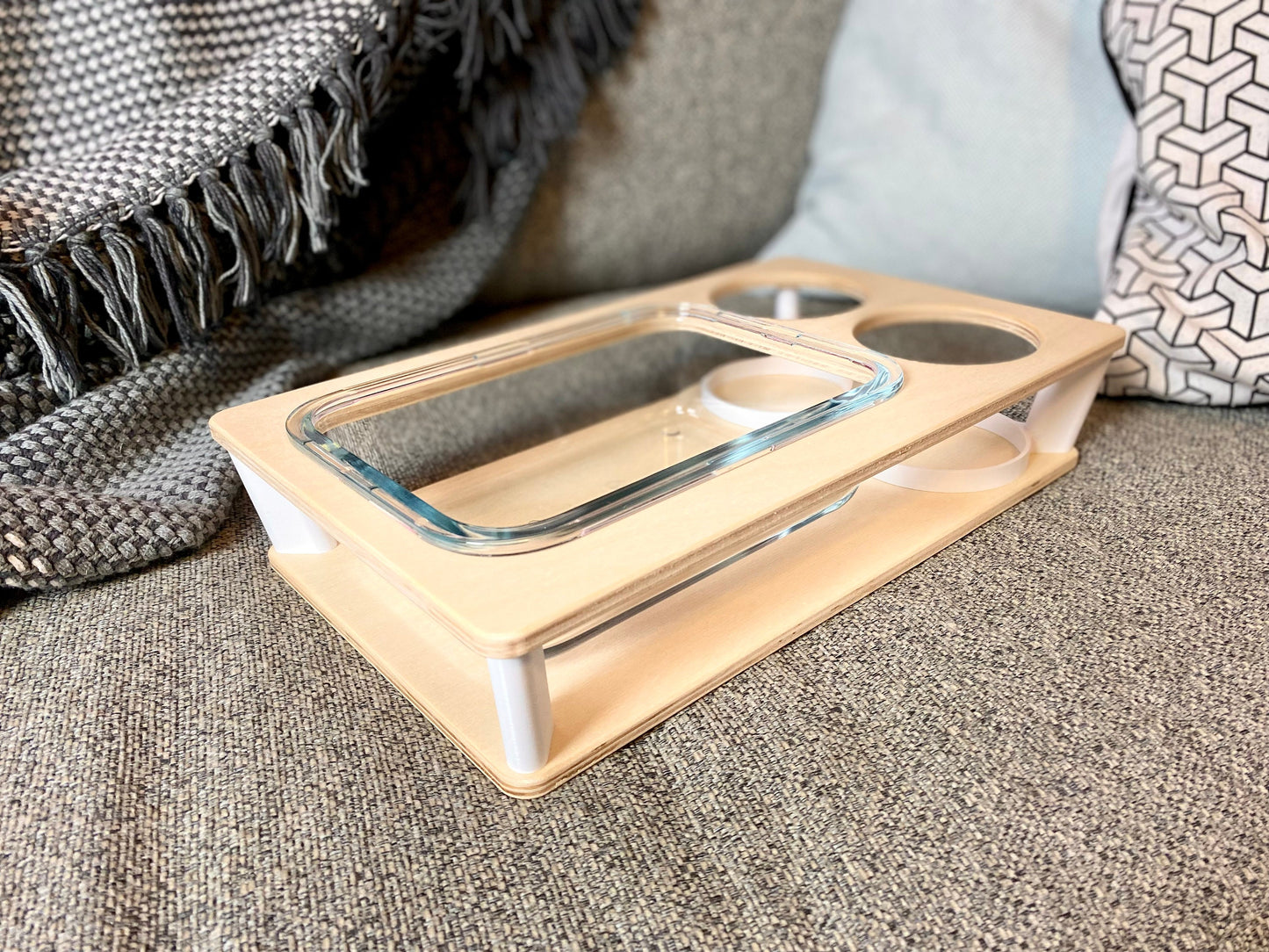 Personalisierte Couchbar in moderner Holzoptik – perfekt als Geschenkidee für gemütliche Abende oder besondere Anlässe.