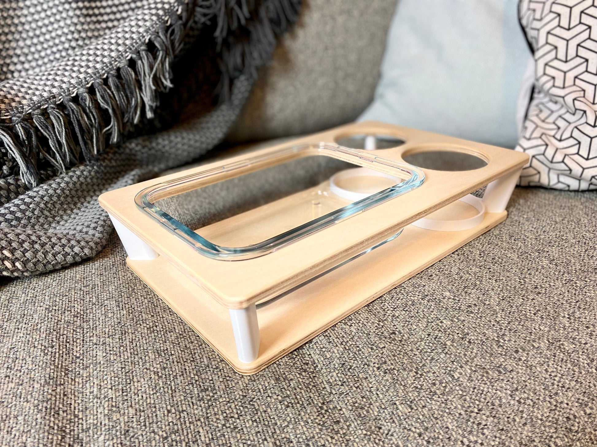 Personalisierte Couchbar in moderner Holzoptik – perfekt als Geschenkidee für gemütliche Abende oder besondere Anlässe.