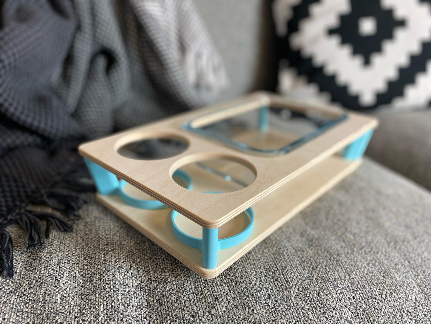 Personalisierte Couchbar in moderner Holzoptik – perfekt als Geschenkidee für gemütliche Abende oder besondere Anlässe.