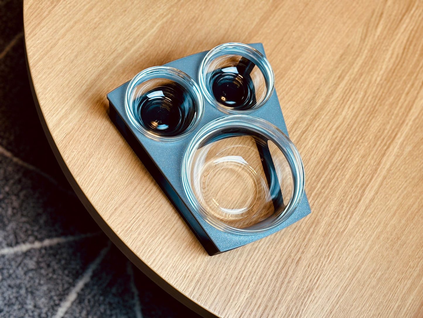 Couchbar Nacho mit Snacks und Getränken – stilvolle Sofatisch-Erweiterung für gemütliche Abende, handgefertigt von ZWOBE.