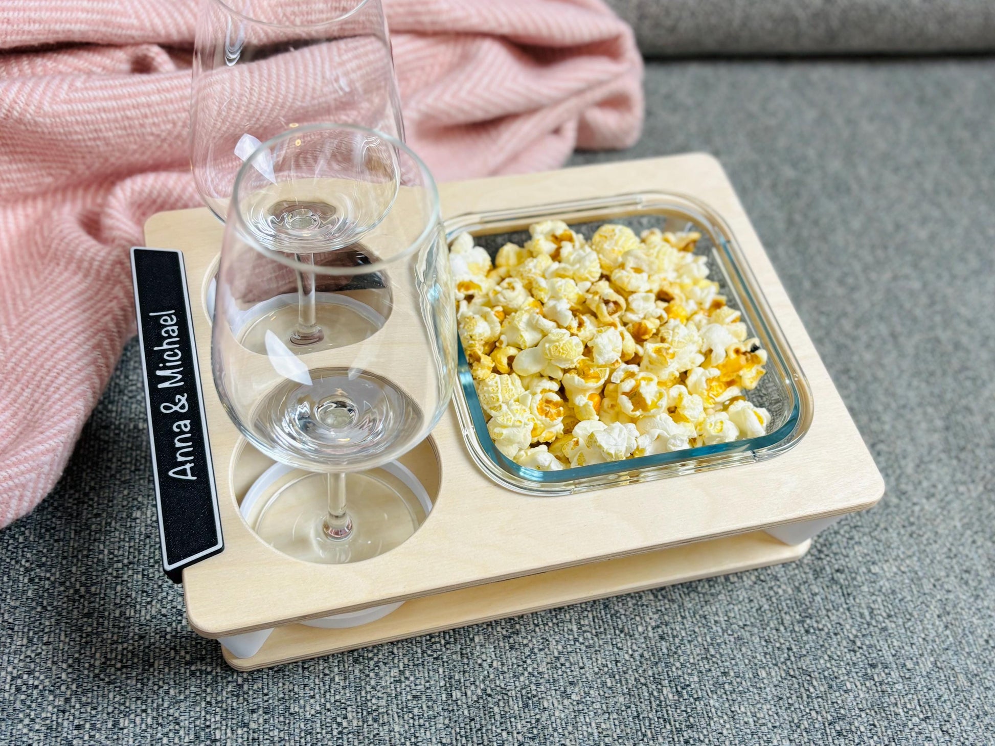 Personalisierte Couchbar mit Snackschale und Getränken – individuelles Geschenk für Männer und Frauen von ZWOBE.