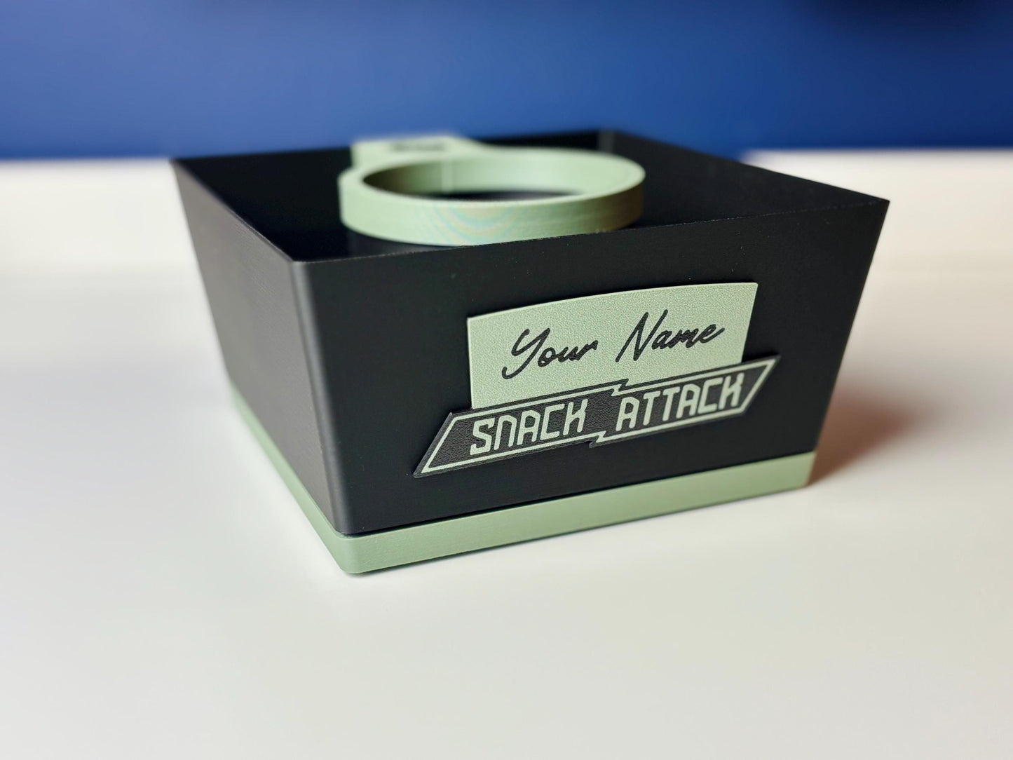 Grüne Snackbox „Snack Attack“ mit Gravur und Bier – handgefertigtes Geschenk für Geburtstage oder Vatertag von ZWOBE.