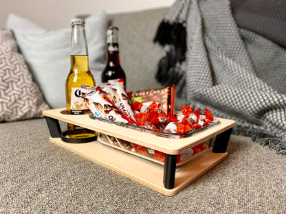 Couchbar aus Holz mit Snacks und Getränken – stilvolle Sofatisch-Erweiterung handgefertigt von ZWOBE.