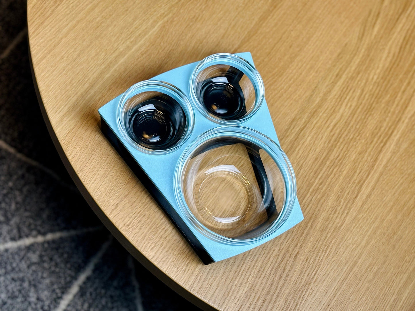 Couchbar Nacho mit Snacks und Getränken – stilvolle Sofatisch-Erweiterung für gemütliche Abende, handgefertigt von ZWOBE.