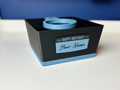 Blaue Snackbox „Snack Attack“ mit Gravur und Bier – handgefertigtes Geschenk für Geburtstage oder Vatertag von ZWOBE.