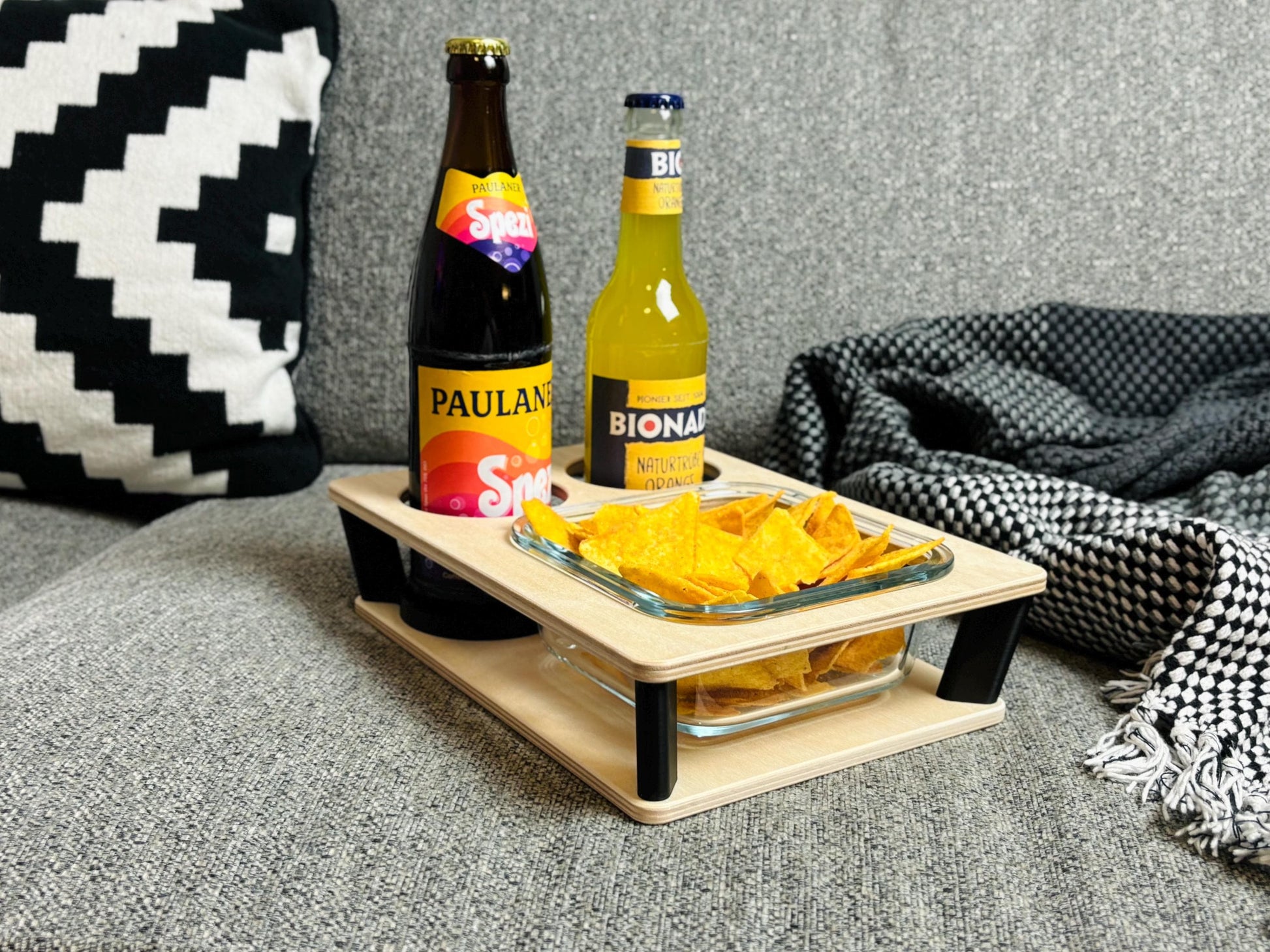 Holz-Couchbar mit Flaschen und Snacks – stilvolles Wohnaccessoire für Sofa oder Wohnlandschaft, handgefertigt von ZWOBE.