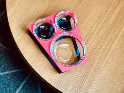 Couchbar Nacho mit Snacks und Getränken – stilvolle Sofatisch-Erweiterung für gemütliche Abende, handgefertigt von ZWOBE.