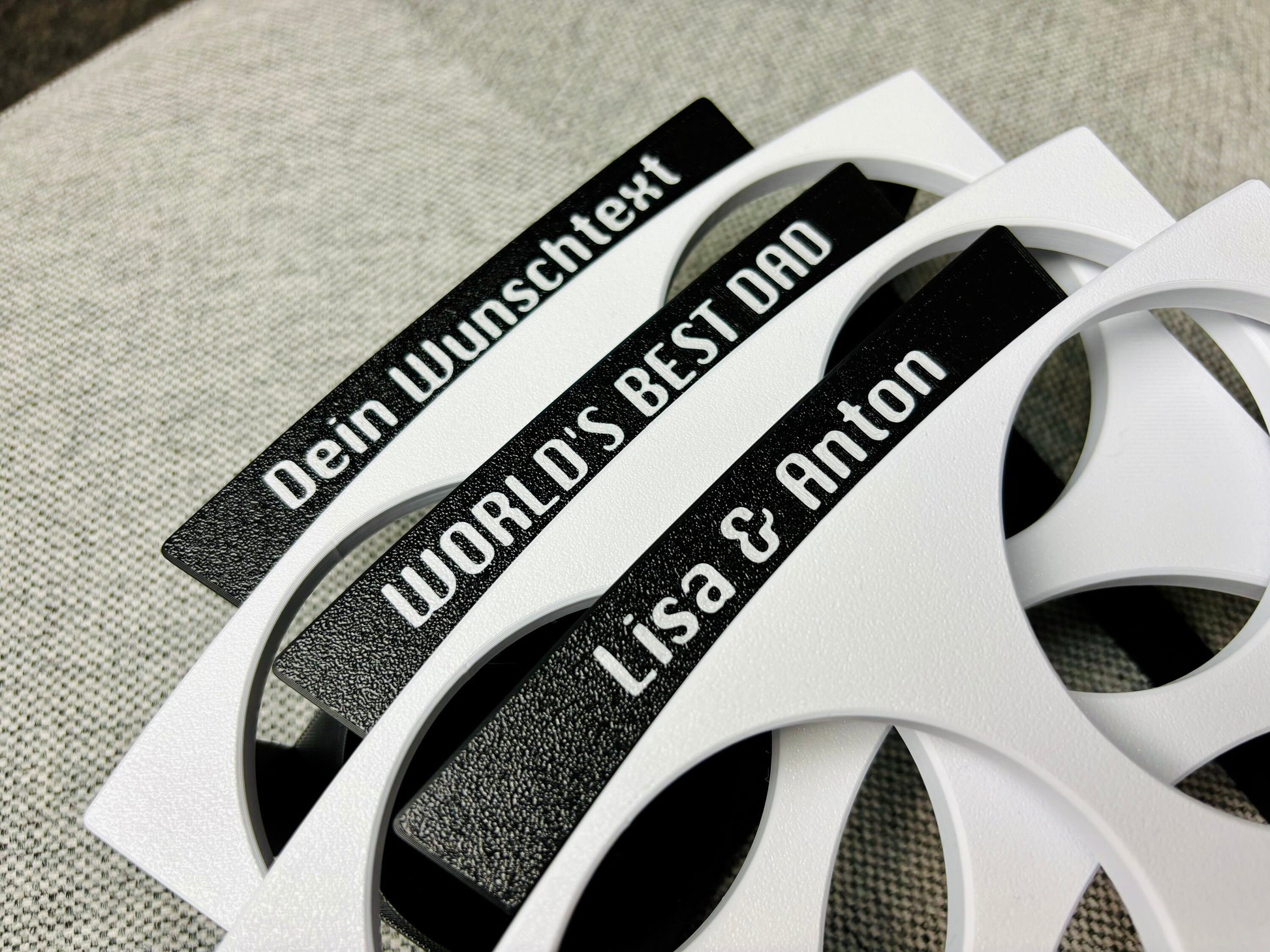 Couchbar Nacho mit Snacks und Getränken – stilvolle Sofatisch-Erweiterung für gemütliche Abende, handgefertigt von ZWOBE.