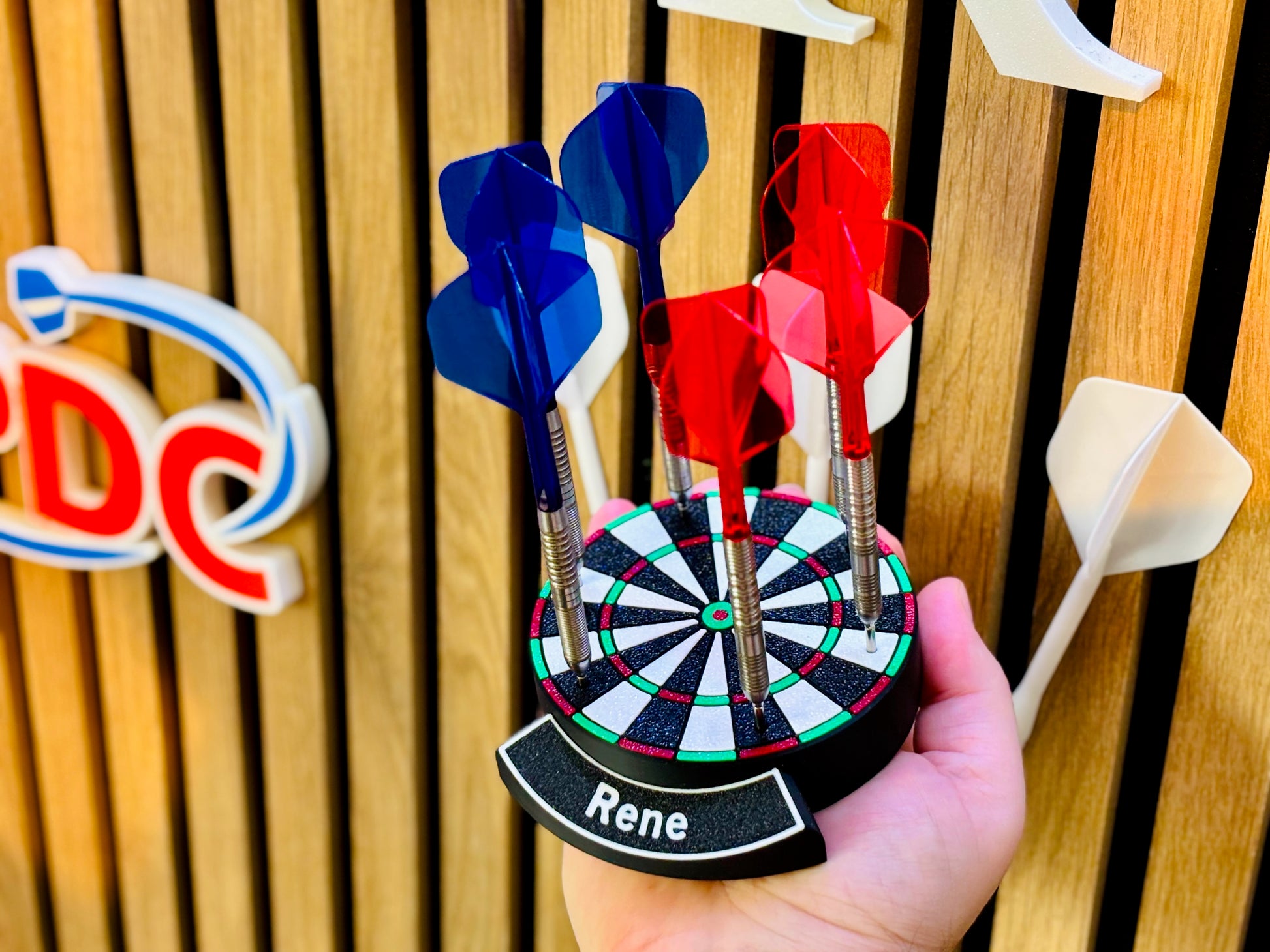 Dartpfeilhalter_Bullseye_mit_bunten_Dartpfeilen