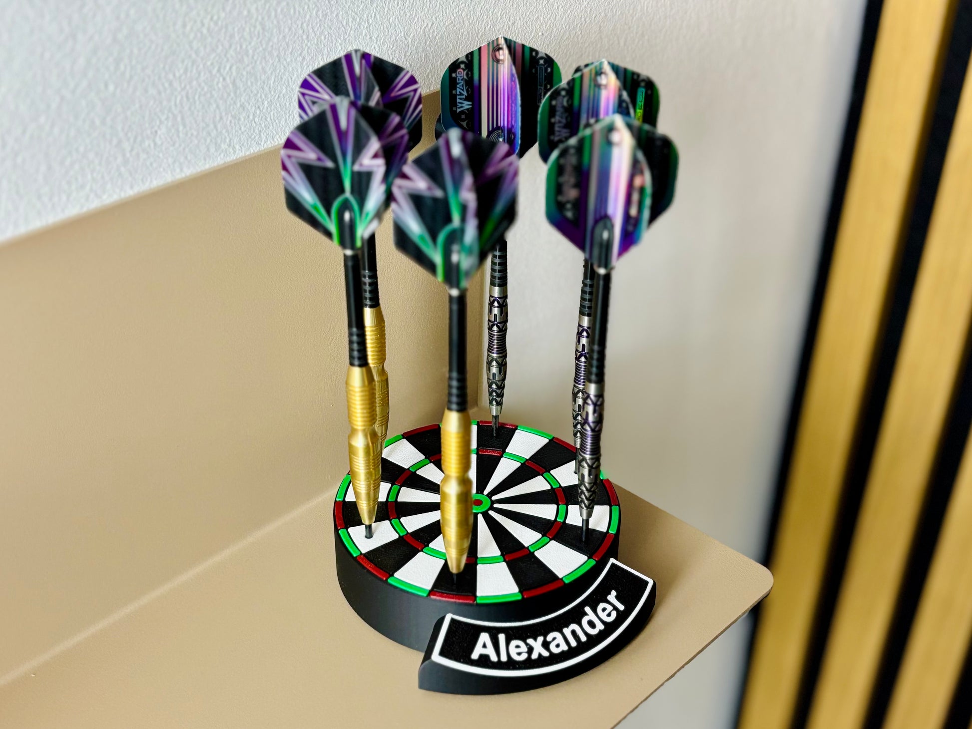 Personalisierter Dartständer mit Name, handgefertigt aus hochwertigem Material – stilvolle Aufbewahrung für Dartpfeile von ZWOBE.