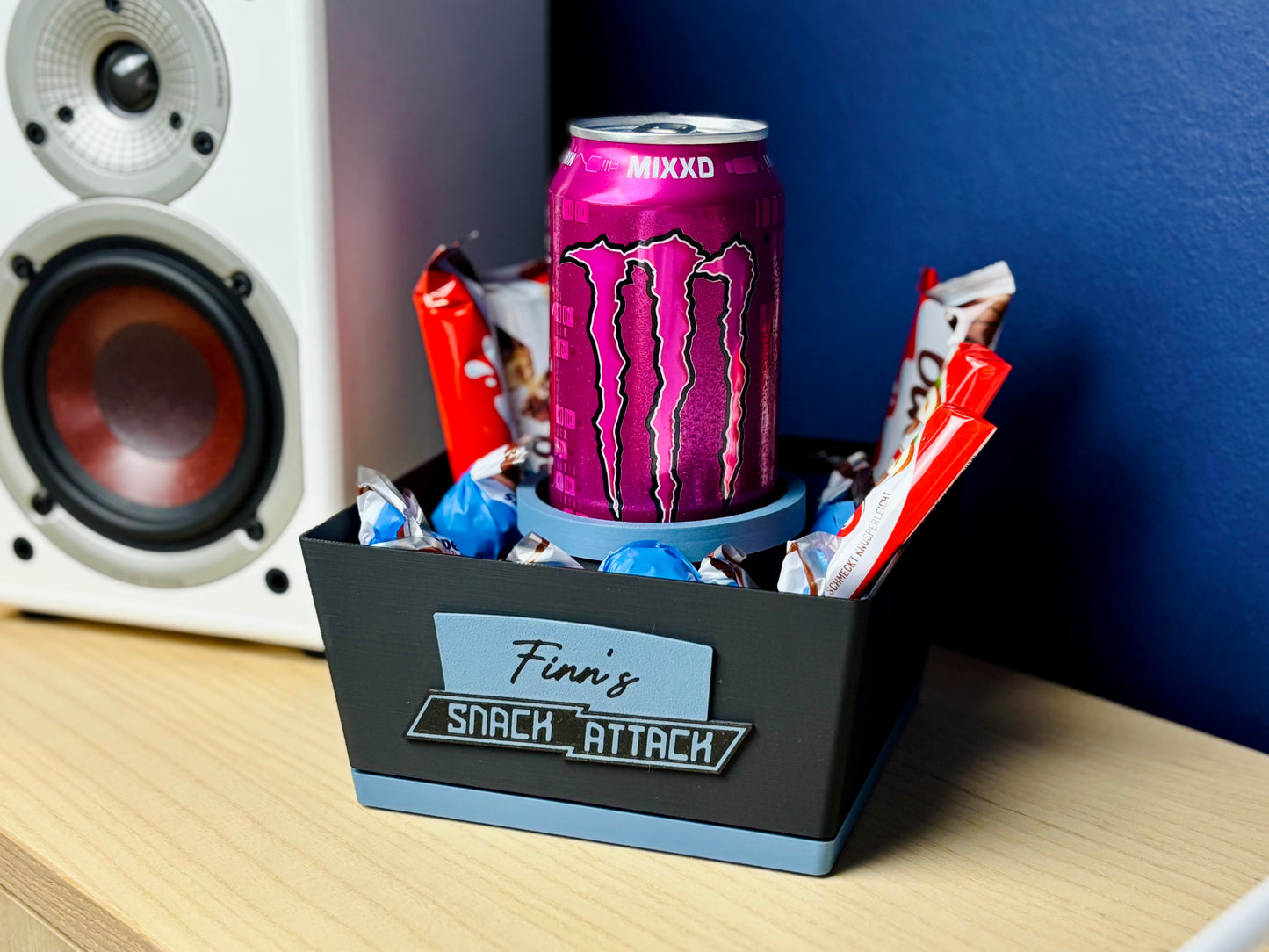 Personalisierte Snackbox „Snack Attack“ mit Energy Drink und Snacks – handgefertigte Geschenkidee von ZWOBE.
