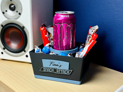 Personalisierte Snackbox „Snack Attack“ mit Energy Drink und Snacks – handgefertigte Geschenkidee von ZWOBE.