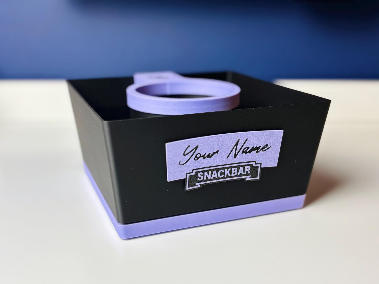 Lila Snackbox „Snack Attack“ mit Gravur und Bier – handgefertigtes Geschenk für Geburtstage oder Vatertag von ZWOBE.