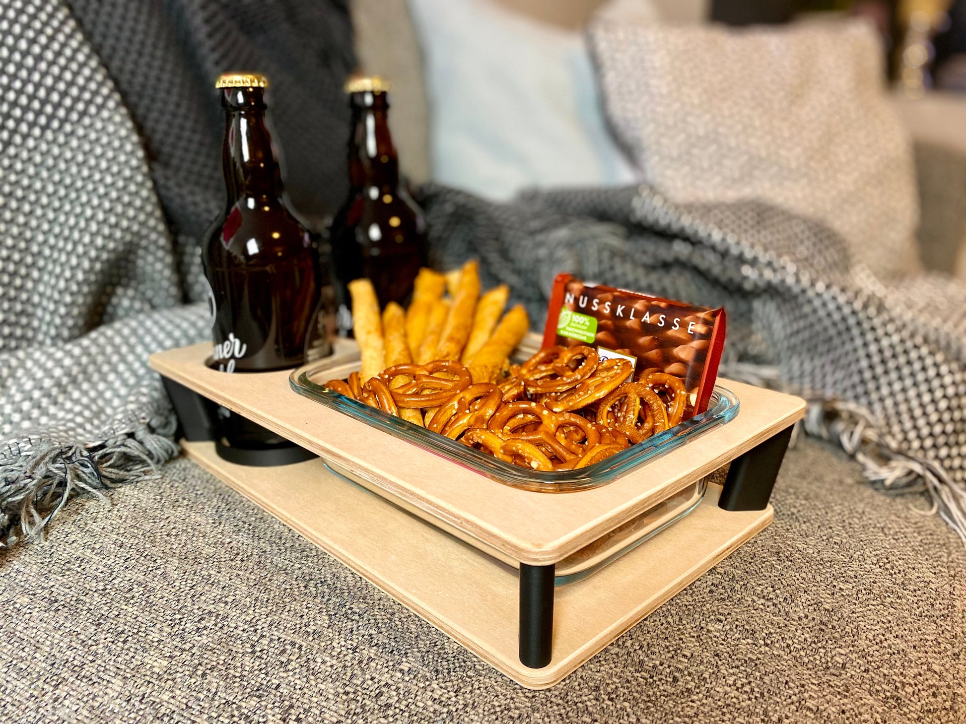 Holz-Couchbar mit Bier und Snacks – praktische Ablage für Sofa oder Wohnlandschaft, handgefertigt von ZWOBE.