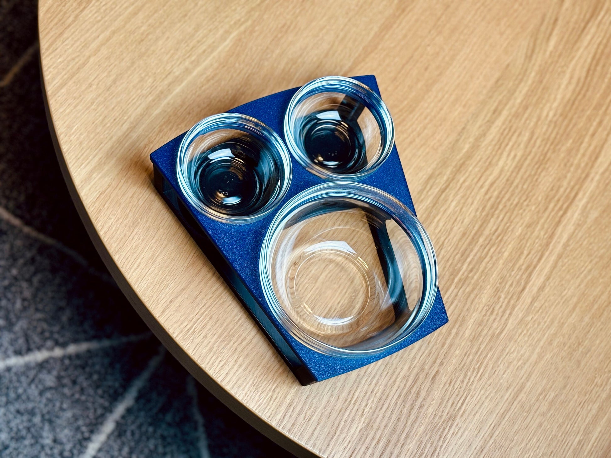 Couchbar Nacho mit Snacks und Getränken – stilvolle Sofatisch-Erweiterung für gemütliche Abende, handgefertigt von ZWOBE.