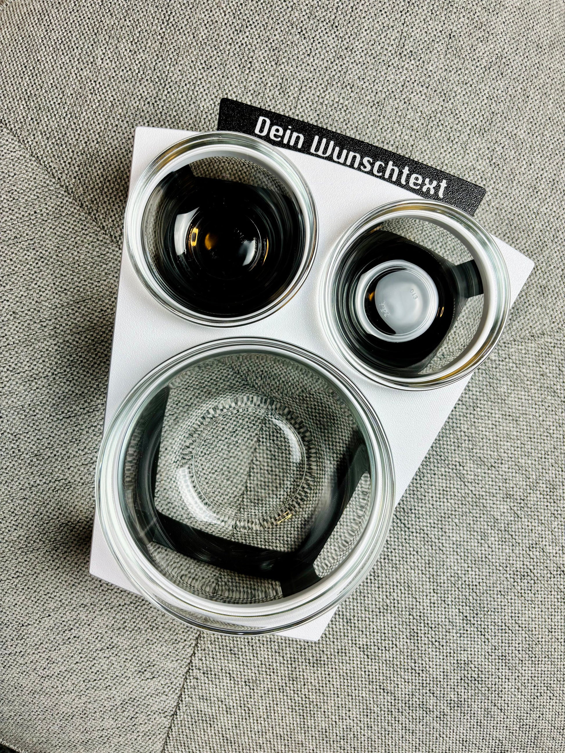 Couchbar Nacho mit Snacks und Getränken – stilvolle Sofatisch-Erweiterung für gemütliche Abende, handgefertigt von ZWOBE.