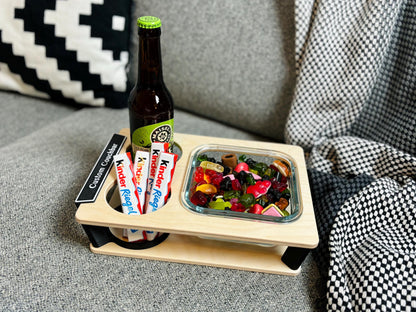 Couchbar mit Getränkehalter und Snackfach – perfektes Geschenk für Filmabende oder gemütliche Stunden auf dem Sofa.