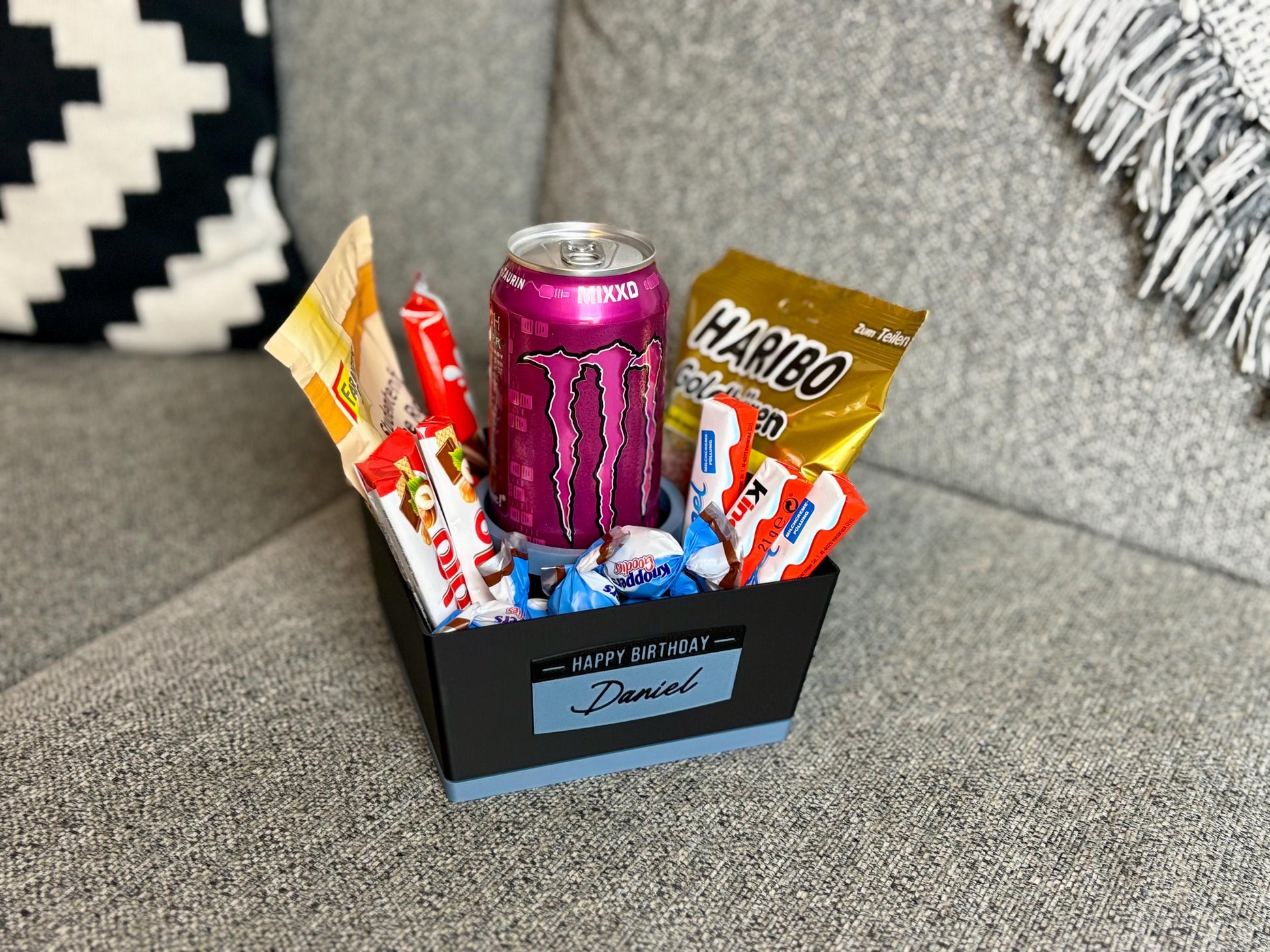 Snackbox mit Süßigkeiten und Getränk – perfektes personalisiertes Geschenk für Männer, gefertigt bei ZWOBE.