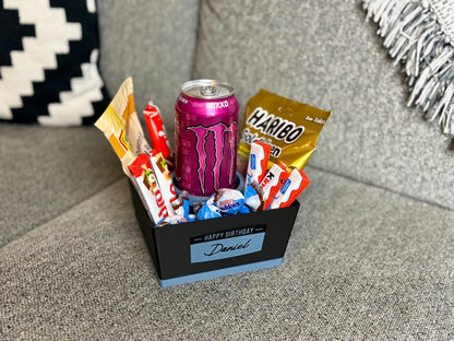 Snackbox mit Süßigkeiten und Getränk – perfektes personalisiertes Geschenk für Männer, gefertigt bei ZWOBE.