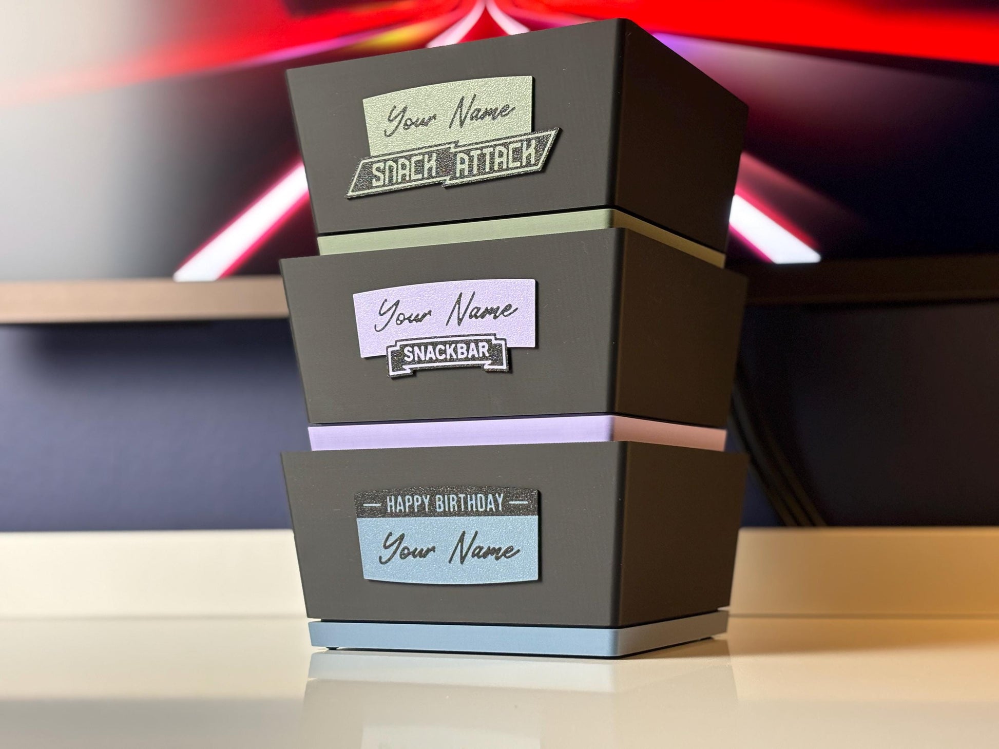 Individuell gravierte Snackbox aus Holz – stapelbar und personalisierbar mit Namen oder Spruch von ZWOBE.