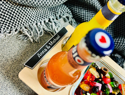 Couchbar mit Getränkehalter und Snackfach – modernes Wohnaccessoire für gemütliche Abende auf der Couch.