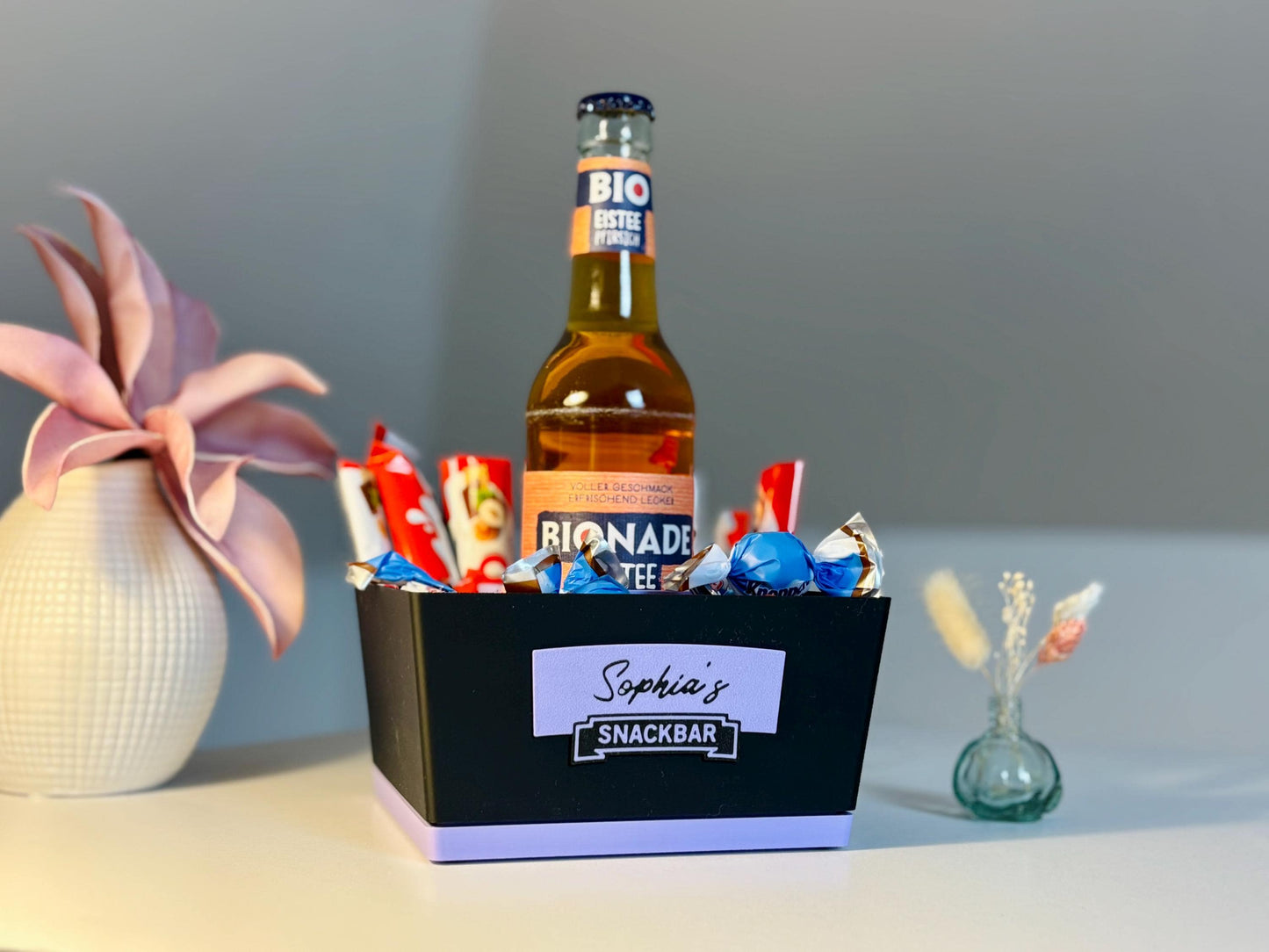 Snackbox „Snack Attack“ mit Gravur und Bier – handgefertigtes Geschenk für Geburtstage oder Vatertag von ZWOBE.
